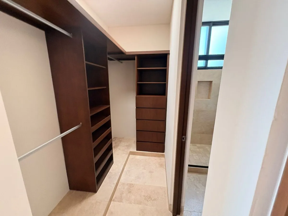 Clóset vestidor de madera en la recámara principal